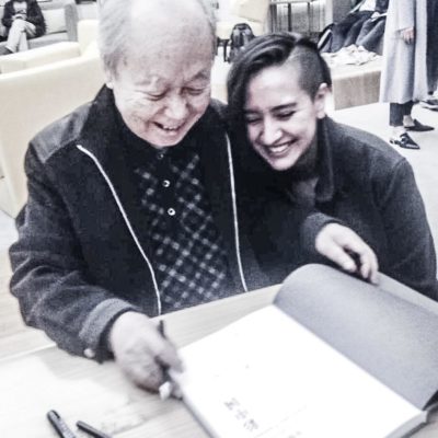 Guan Wei Xing firmándome su libro 